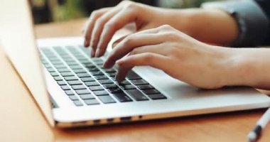 Manikür ile eller üstünde belgili tanımlık laptop klavye yazdırın. Baskı ve bilgisayar klavye tuş vuruşlarını. Yazma sürecinde iş kadını. Sekreter, ofis işleri