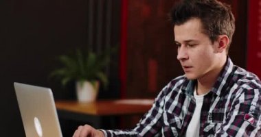 Ofiste genç işadamı vurguladı. O kötü haber öğrenir. İş, insanlar, iletişim, teknoloji ve sağlık kavramı