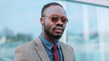 Siyah Afrika iş adamı başını kapatarak ve kamera - açık seyir güneş gözlüğü