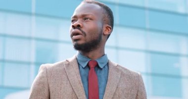 Endişeli Afrikalı-Amerikalı adam bir şey onun smartphone içinde okur. Stres karartıcı acı mutsuz siyah adam bunkrupt