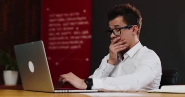 Dizüstü genç işadamı iter gözlüklerini yukarı üzerinde çalışmaktan yorgun, gözlerini ovuyor, derin bir nefes alır. Merdiven, sert, kariyer çalışma işkolik, para kazanmak. Görünümü kapatın