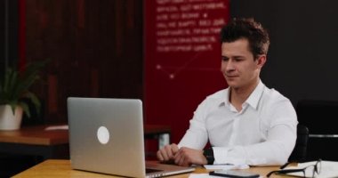Video çağrısı onun laptop ofiste adam görüşmeler. Beyaz gömlekli gösterilen genç çekici işadamı Sikişmek sen o sonra video çağrısı