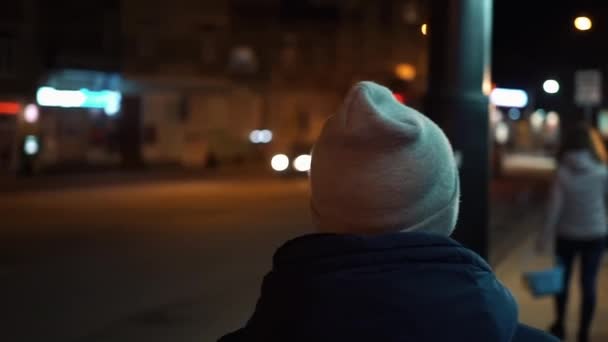 외로운 젊은이 밤 도시 주변 산책 — 비디오