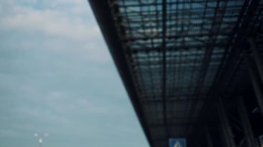 Mutlu çift aşık Bagaj ile bekleyen bir taksi yakalamak: seyahat Havaalanı. Dinlenme, tatiller, reklam taksi hizmeti kavramı