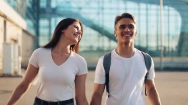 Mutlu genç çift Bagaj Havaalanı ve Tren İstasyonu ile gider. Seyahat, tatil, tatil kavramı. Yaz saati, gün batımı