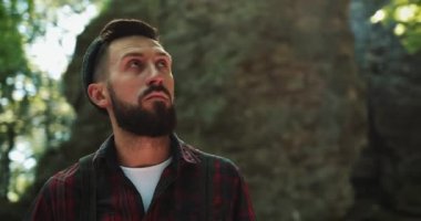 Baltasını ormanda ayakta, etrafa oduncu. Balta ile yakışıklı sakallı adam portresi