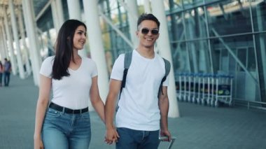 Mutlu genç çift Bagaj Havaalanı ve Tren İstasyonu ile gider. Seyahat, tatil, tatil kavramı. Yaz saati, gün batımı