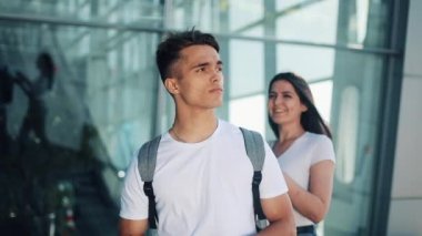 Uzun zamandır beklenen toplantı havaalanında seven çift. Seviyorum ve birbirlerine sarılmak. Toplantı iki sevgi dolu insanlar. Ağır çekim