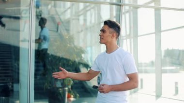 Uzun zamandır beklenen toplantı havaalanında seven çift. Seviyorum ve birbirlerine sarılmak. Toplantı iki sevgi dolu insanlar. Ağır çekim