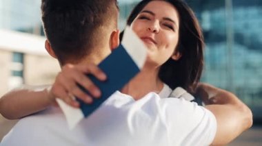 Uzun zamandır beklenen toplantı havaalanında seven çift. Seviyorum ve birbirlerine sarılmak. Toplantı iki sevgi dolu insanlar. Ağır çekim