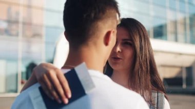 Uzun zamandır beklenen toplantı havaalanında seven çift. Seviyorum ve birbirlerine sarılmak. Toplantı iki sevgi dolu insanlar. Ağır çekim