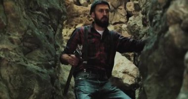 Sakallı uzun yürüyüşe çıkan kimse bir balta ile tırmanıyor zammı çöl yuvası kanyona Karpat Mountains.Nature araştırma dışarı. Turizm, dağlar, kayalar ve vadiler, kanyonlar, boğaz, mesa. Eşsiz doğa manzara