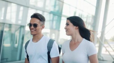 Mutlu genç çift Bagaj Havaalanı ve Tren İstasyonu ile gider. Seyahat, tatil, tatil kavramı. Yaz saati, gün batımı. Ağır çekim