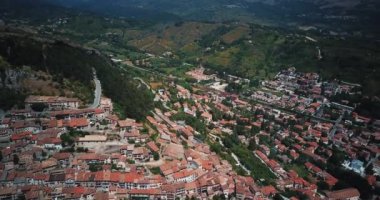 Hava dron görüntüleri video - Tagliacozzo, aq İtalya panoramik manzaralı