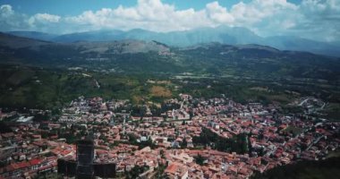 Hava dron görüntüleri video - Tagliacozzo, aq İtalya panoramik manzaralı