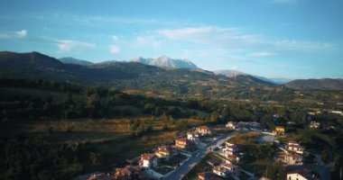 Hava dron görüntüleri video - Tagliacozzo, aq İtalya panoramik manzaralı