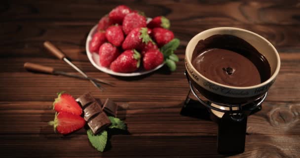 Fondue met chocolade aardbeien op een houten achtergrond — Stockvideo