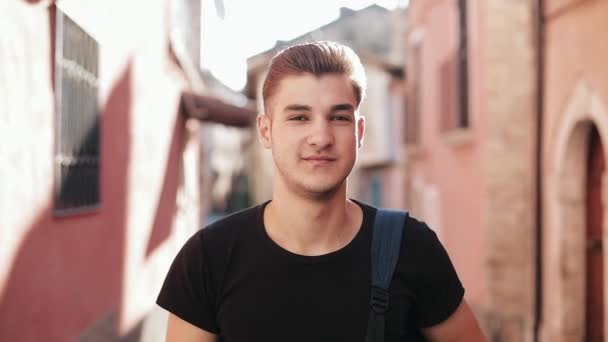 Portrait de jeune homme élégant attrayant regardant dans la caméra et souriant — Video