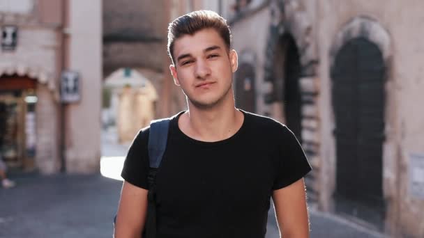 Młody człowiek turystycznych Kaukaska w portret twarz starego miasta — Wideo stockowe