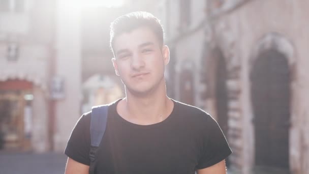Unga kaukasiska turist man i gamla staden face porträtt — Stockvideo