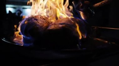 Bir ana ziyafet yemek pişirme Şef Close-up. Mevcut ana ziyafet çanak, ateş gösterisi üzerinde et. Kavramı: restaurant, gurme, et, dekorasyon