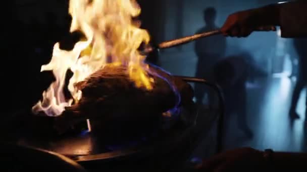 Közeli kép: szakács főzés egy fő lakoma étel. Jelenlegi fő lakoma étel, hús, a tűz-show. Fogalma: étterem, ínyenc, hús, dekoráció — Stock videók