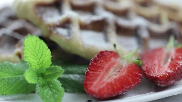 Porción Gofres Belgas Con Fresas Frescas Plato Mano Los Chefs — Vídeos de Stock