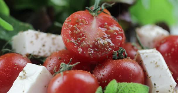 Witamina Sałatka Mozzarellą Pomidorkami Cherry Sałaty Mężczyzna Ręce Kropi Aromatyczne — Wideo stockowe