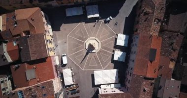 Hava dron görüntüleri video - Tagliacozzo, aq İtalya panoramik manzaralı. Ortaçağ şehir merkezi kare görünümü