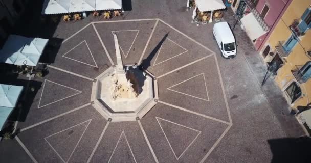 Hava dron görüntüleri video - Tagliacozzo, aq İtalya panoramik manzaralı. Ortaçağ şehir merkezi kare görünümü — Stok video