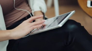 Bir tablet ile dizlerinin üzerinde çalışan kadının parmak Close-Up