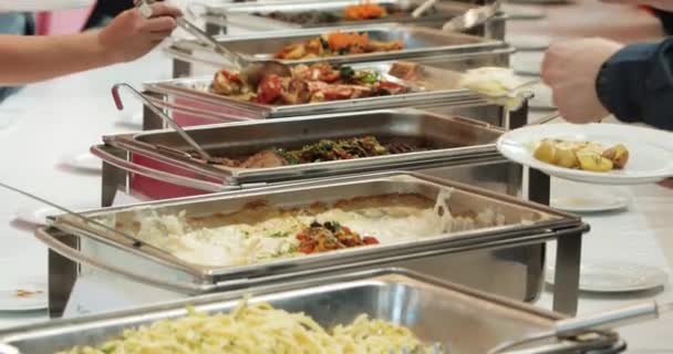 Menschen Gruppe Catering Buffet Essen drinnen in Luxus-Restaurant mit Fleisch bunte Früchte und Gemüse. Nahaufnahme. Bankett, Mittagessen, schlechte Ernährung, Völlerei Konzept — Stockvideo
