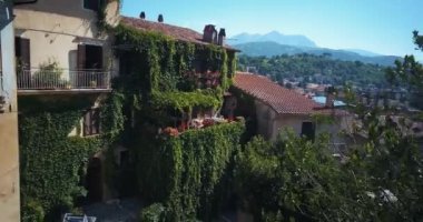 Tagliacozzo, aq İtalya. Eski evleri ile eski şehir merkezinin havadan görünümü. Drone çatılarda uçuyor