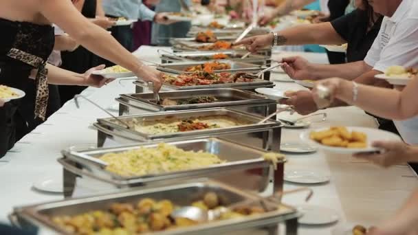 Menschen Gruppe Catering Buffet Essen drinnen in Luxus-Restaurant mit Fleisch bunte Früchte und Gemüse. Nahaufnahme. Bankett, Mittagessen, schlechte Ernährung, Völlerei Konzept — Stockvideo