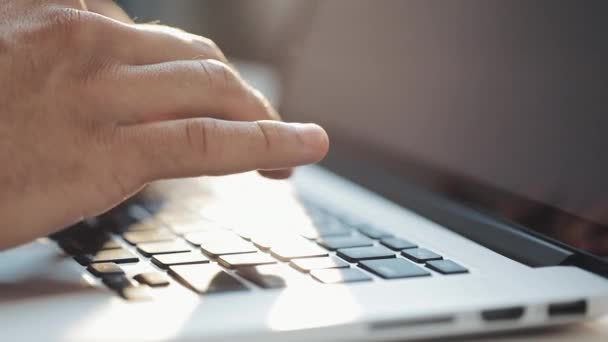 Närbild av en mans hand använda laptop i förgrunden av kaffe och smartphone i ett café paus affärsman kod business cup — Stockvideo