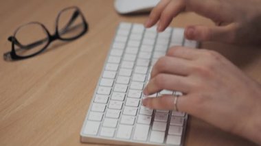 Masada modern ofiste bilgisayar klavye yazarak kadın el atış yukarıya kapatmak