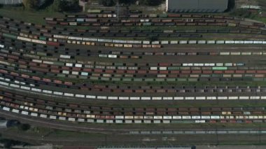 Tren İstasyonu ile navlun tren ve hava görünümünü kaplarda. Havadan çekim yukarıdan aşağıya demiryolu ulaşım merkezi farklı trenler gösterilen görüntülerini Park, 4k