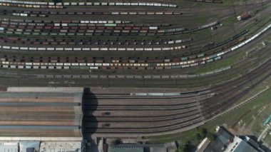 Tren İstasyonu ile navlun tren ve hava görünümünü kaplarda. Havadan çekim yukarıdan aşağıya demiryolu ulaşım merkezi farklı trenler gösterilen görüntülerini Park, 4k