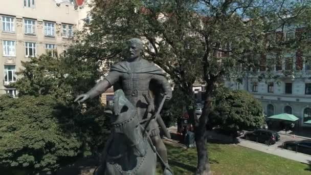 Lviv, Oekraïne - 3 November, 2018. Vlieg vanaf beeld standbeeld van koning Dany, stichter van Lemberg stad. Luchtfoto Europese stad schieten — Stockvideo