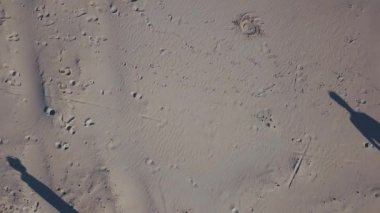 Havadan çekim. Üstten görünüm üç adamın birbirlerine kum gider. İnsan gölgesi. Uyuşturucu kaçakçılığı, yasa dışı iş, tarafsız bölge kavramında Toplantı