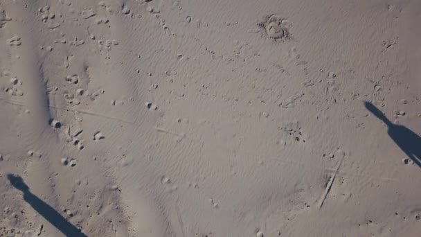 Fusillade aérienne. La vue de dessus des trois hommes va à l'autre dans le sable. L'ombre des gens. Trafic de drogue, affaires illégales, rencontre dans un concept de territoire neutre 