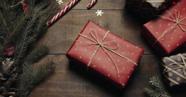 Erkek el vermek büyük yeni yıl hediyesi yılbaşı dekorasyonu ile tarzı ahşap arka plan bulanık yanıp sönen ışıkları ile Xmas ağacı koy ve