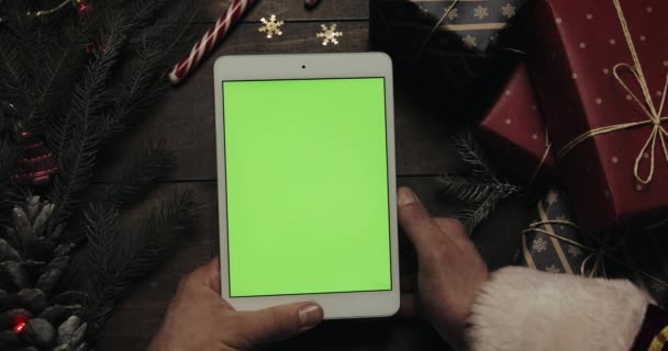 Ręce Santa Claus Tapping Stron Komputerze Biała Tabletka Zielonego Ekranu — Wideo stockowe
