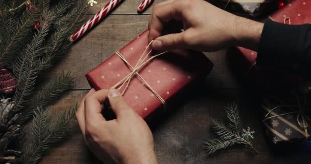 Вид Зверху Людина Рук Пов Язуючи Подарунковій Коробці Прикрасою Нитку — стокове відео