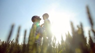 Güçlü baba oğul gökyüzünde bombaladı. Onunla oynamaya gün batımında buğday alanında