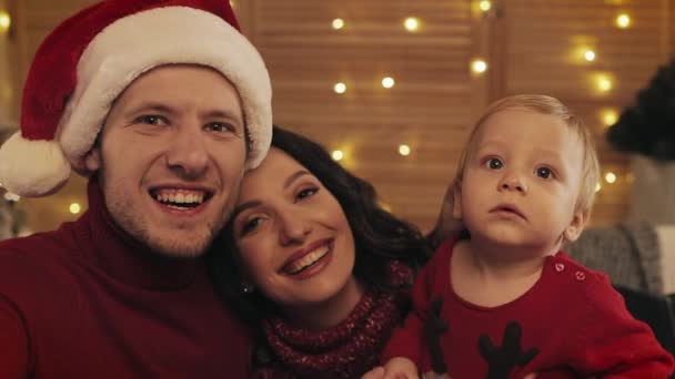 幸せな家族のクリスマス ツリーの背景に自宅の selfie を作るします。クリスマス新年祝賀会コンセプト — ストック動画