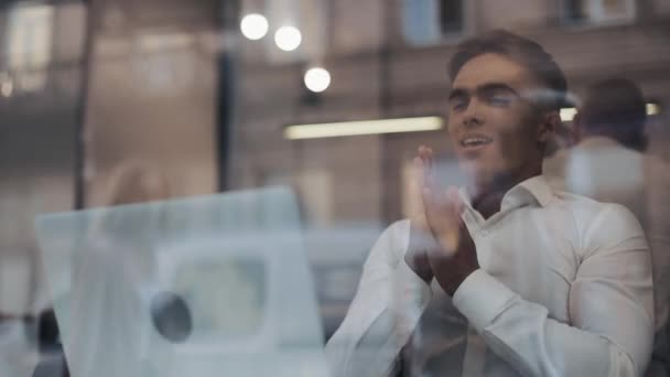 Heureux jeune homme d'affaires assis à une table dans un café travaillant sur un ordinateur portable. Freelance, communication, informatique, personnes à succès — Video