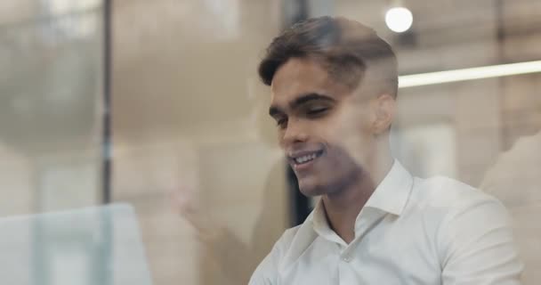 Usměvavý mladík pomocí přenosného počítače, posezení v kavárně. Úspěšný, na volné noze, dobrá práce koncept — Stock video