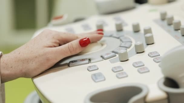 Diagnóstico médico. La consola de ultrasonido está siendo manipulada por la mano de los médicos — Vídeos de Stock