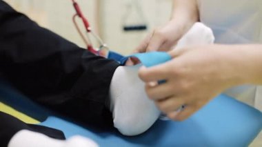 Omurga bir özel rehabilitasyon merkezinde tedavi. Rehabilitant hastaların giderir omurga. Tıbbi ve sağlık kavramı